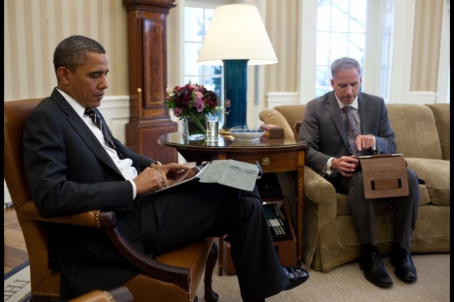 [Image: obama-ipad-briefing.jpeg]